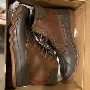 Sperry Avenue embossed duck boot. Brand new. 11.5